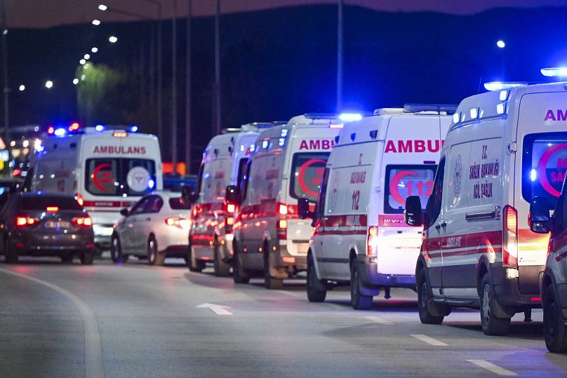 Des ambulances font la queue devant Turkish Aerospace Industries Inc., à la périphérie d'Ankara, en Turquie.