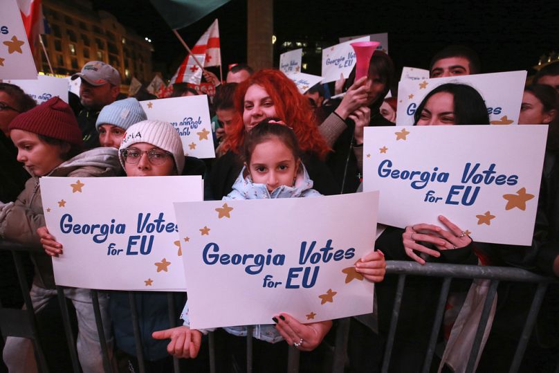 Des manifestants assistent à un rassemblement de l'opposition à l'approche des élections législatives de la semaine prochaine à Tbilissi, le 20 octobre 2024.