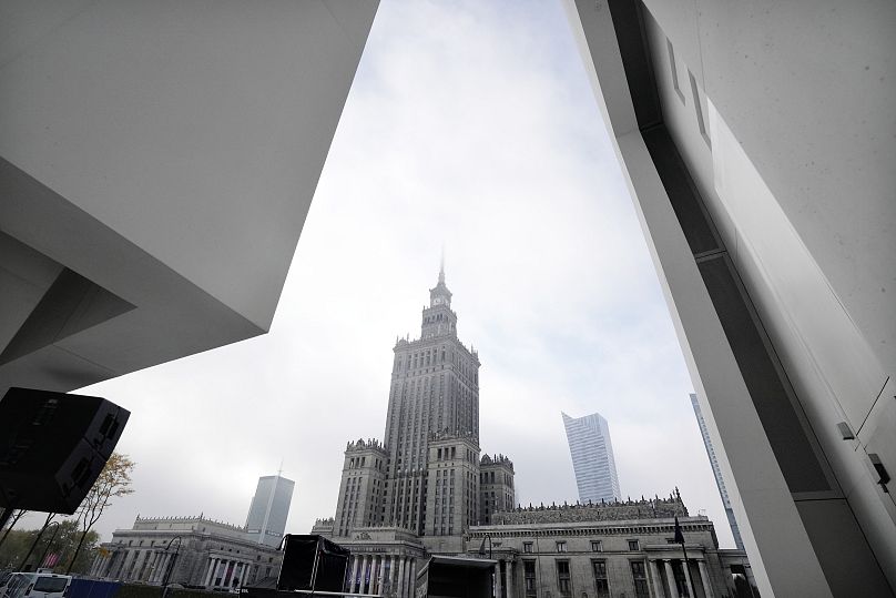 Le Palais de la Culture et de la Science de l'ère stalinienne est visible en arrière-plan avec une partie du Musée d'Art Moderne de Varsovie, en Pologne.