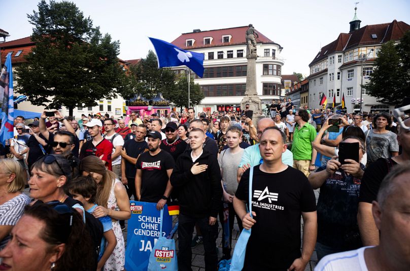 Des partisans du parti d'extrême droite Alternative pour l'Allemagne (AfD) chantent l'hymne national lors d'un rassemblement électoral à Suhl, le 13 août 2024.