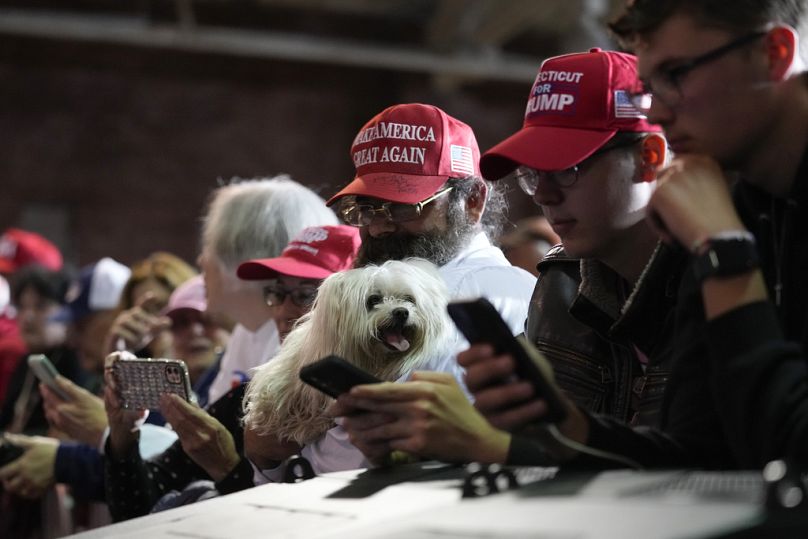 Des partisans vérifient leur téléphone en attendant l'ancien président Donald Trump lors d'un arrêt de campagne, le 27 avril 2023.