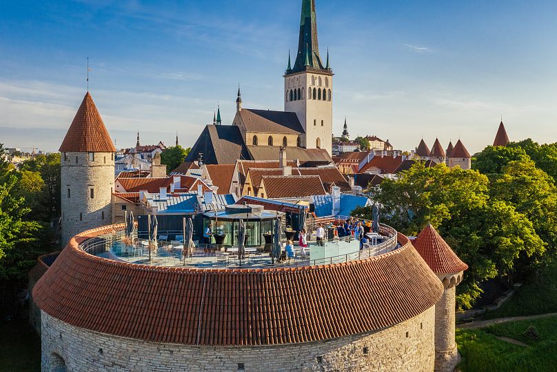 Ayant été construite en pierre plutôt qu'en bois, une grande partie de la ville médiévale de Tallinn a survécu, notamment plusieurs tours.