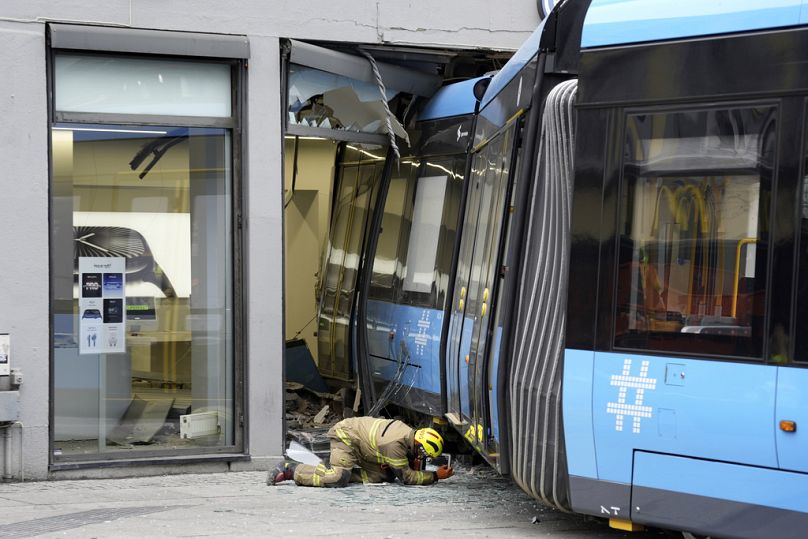 Un tramway a déraillé et s'est écrasé dans un immeuble du centre-ville d'Oslo, en Norvège.