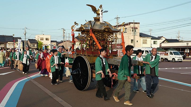 La divinité locale d'Imizu est promenée dans la ville dans un sanctuaire portable, suivie de 13 chars Hikiyama.