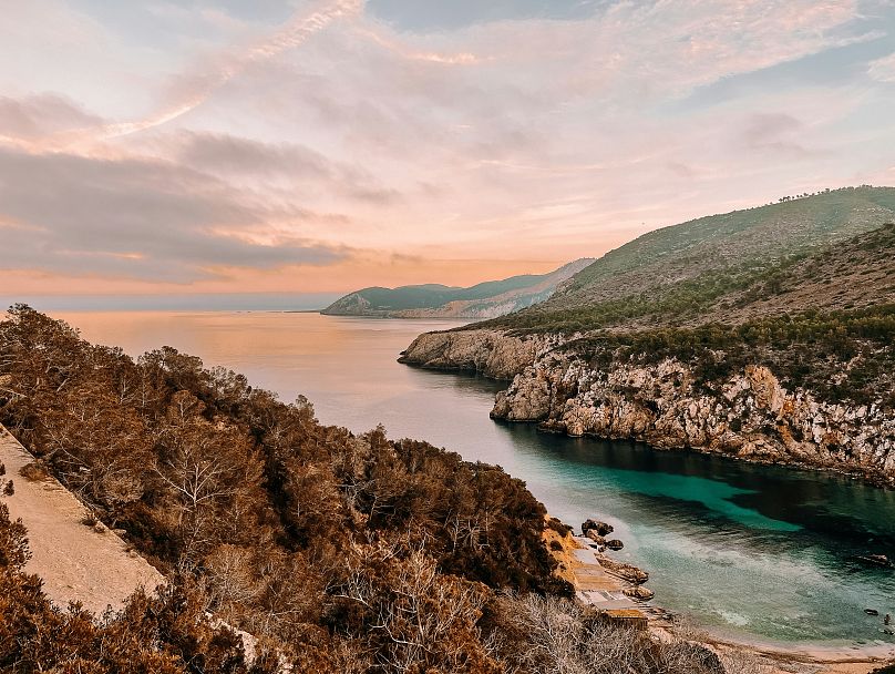 Ibiza et Formentera ralentissent en hiver, mais cela signifie que c'est le moment idéal pour explorer les villages blanchis à la chaux de l'intérieur des terres et faire des randonnées paisibles dans la nature. 