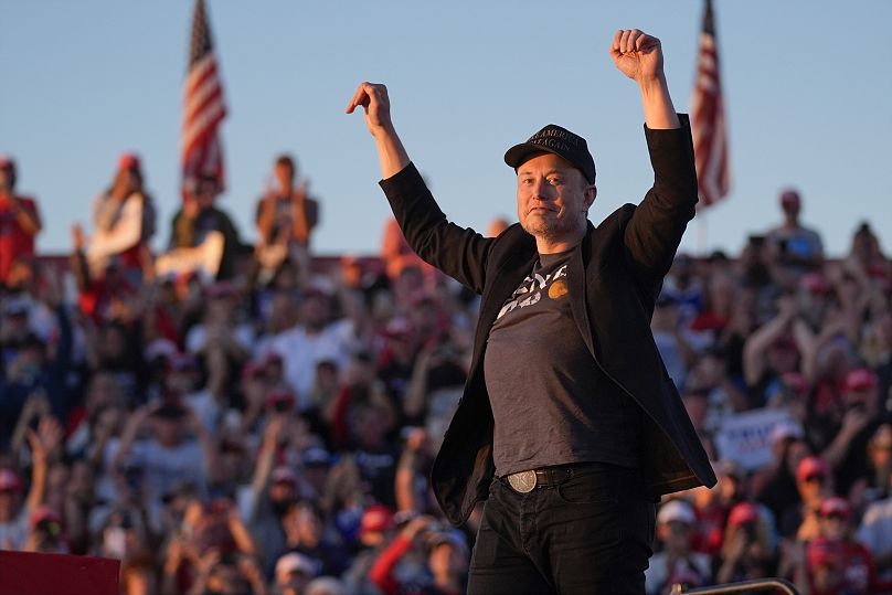 Elon Musk arrive sur scène alors que l'ancien président Donald Trump, candidat républicain à la présidence, s'exprime lors d'un rassemblement électoral au Butler Farm Show, le samedi 5 octobre 2024.