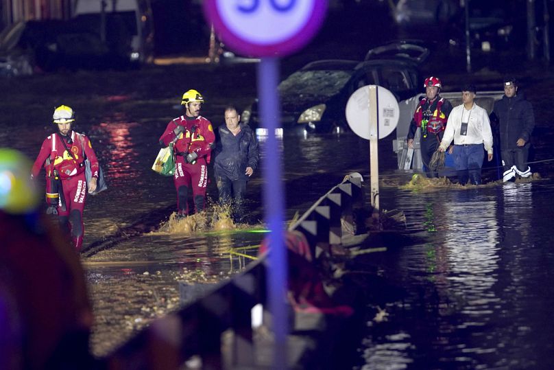 Une équipe d'urgence porte secours aux habitants coincés dans leur maison suite aux inondations à Valence