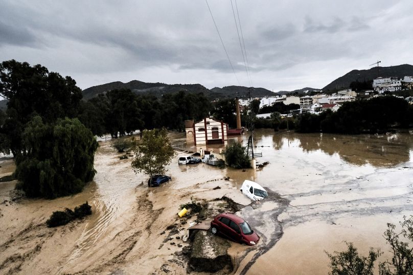 Des voitures sont emportées par l'eau, après des inondations précédées de fortes pluies qui ont fait déborder la rivière dans la ville d'Alora, Malaga