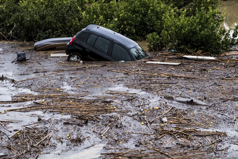 Les ars sont emportés par l'eau, après des inondations précédées de fortes pluies qui ont fait déborder la rivière de ses rives dans la ville d'Alora, Malaga