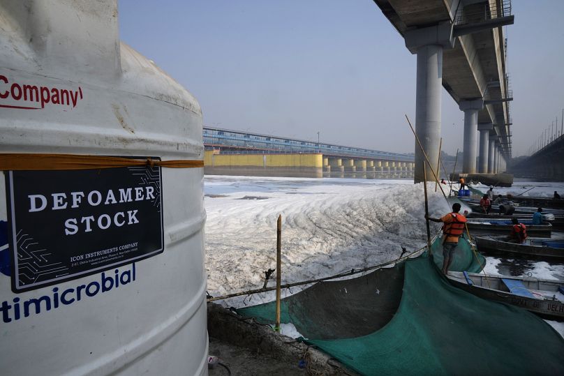 Des travailleurs du Delhi Jal ou de l'Office des eaux pulvérisent des produits chimiques pour nettoyer les mousses toxiques de la rivière Yamuna à New Delhi, en Inde, le mardi 29 octobre 2024.