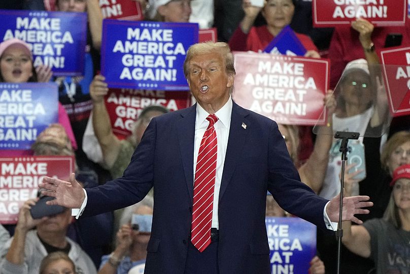 L'ancien président républicain Donald Trump arrive à un rassemblement électoral à Rocky Mount, en Caroline du Nord.