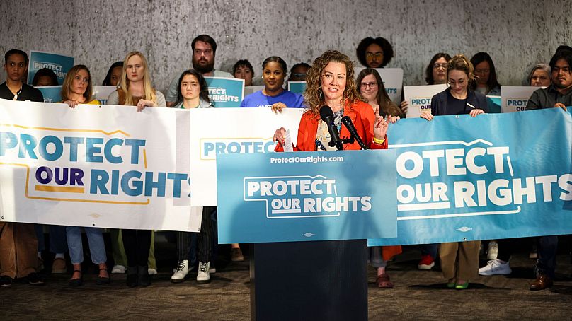 Andi Grubb, Planned Parenthood Advocates of Nebraska, prend la parole lors du lancement de l'initiative pro-avortement du Nebraska en novembre 2023, à Omaha.