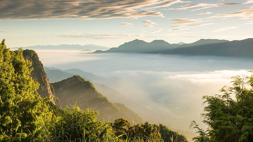 Montagne au-dessus des nuages ​​à Taiwan