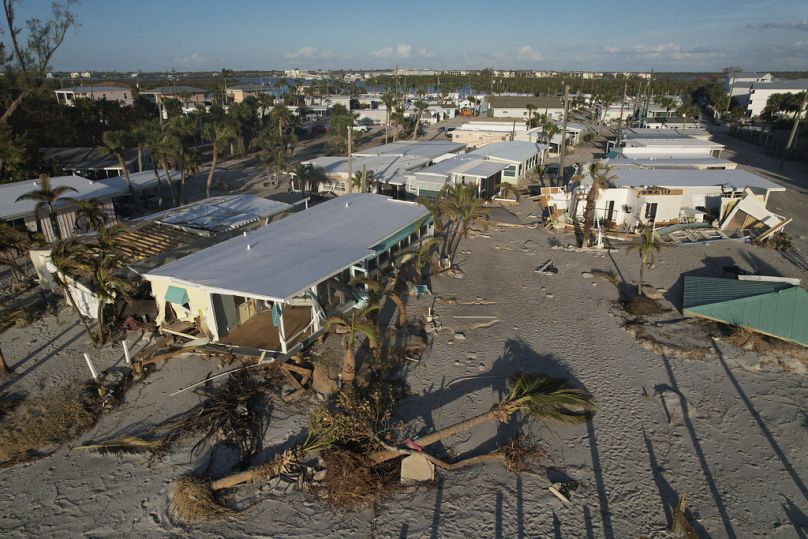 Les dégâts causés par l'ouragan Milton sont visibles dans une communauté de maisons mobiles à Manasota Key, à Englewood, en Floride, après le passage de la tempête.