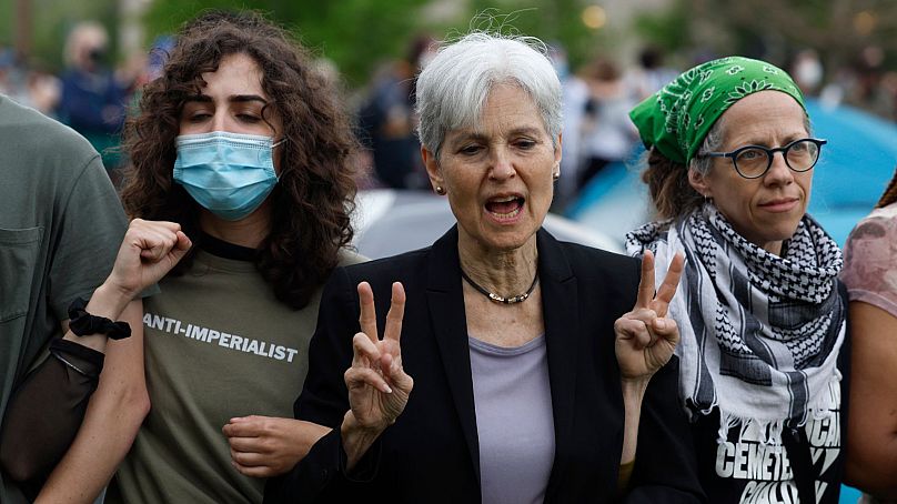 La candidate présidentielle du Parti Vert, Jill Stein, au centre, s'associe aux manifestants pro-palestiniens le 27 avril à Saint-Louis. 