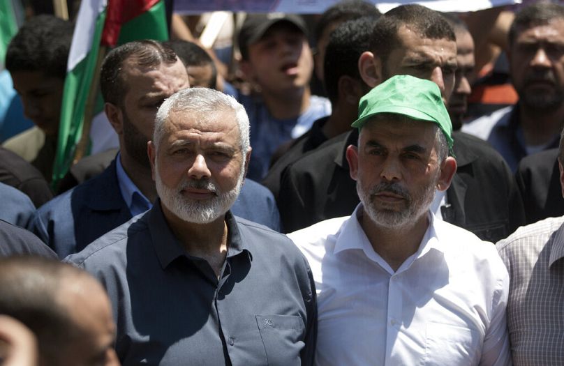 Ismail Haniyeh, à gauche, assassiné, et le nouveau chef du Hamas dans la bande de Gaza, Yahya Sinwar, lors d'un événement en 2019