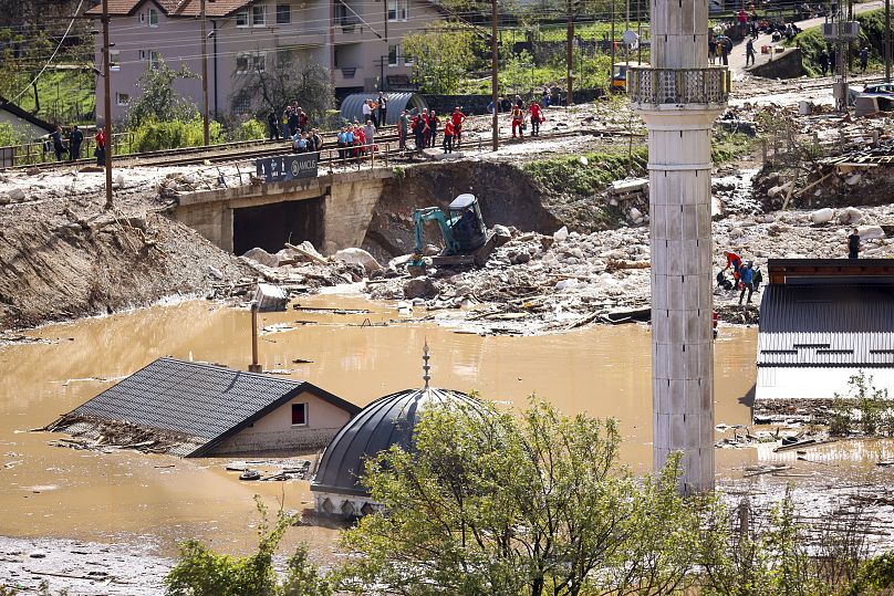 Une vue générale de la mosquée inondée de la ville de Jablanica, en Bosnie.