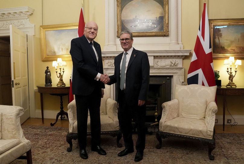 Le Premier ministre britannique Keir Starmer, à droite, serre la main du Premier ministre libanais Najib Mikati lors de leur rencontre au 10 Downing Street à Westminster.