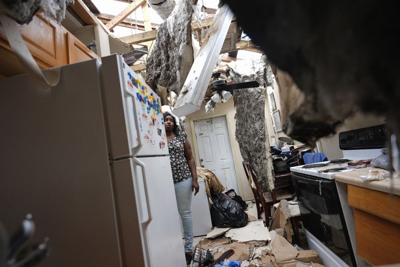 Natasha Ducre inspecte la cuisine de sa maison dévastée, qui a perdu la majeure partie de son toit lors du passage de l'ouragan Milton, à Palmetto, en Floride, le jeudi 10 octobre 2024.