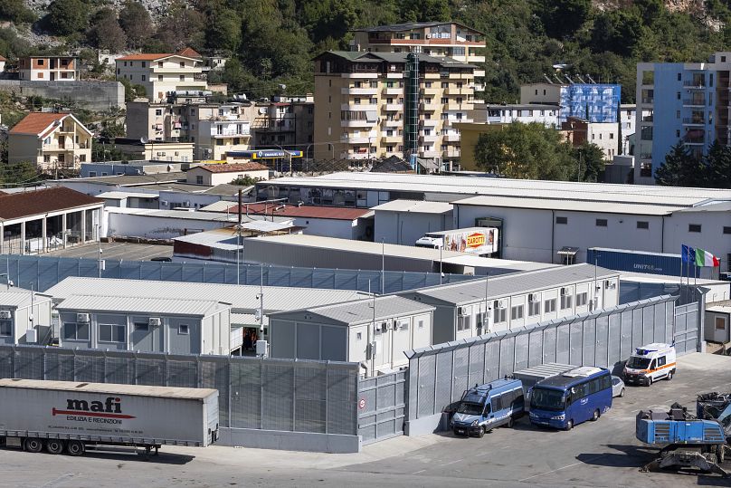 Vue d'un centre de traitement des migrants au port de Shengjin, dans le nord-ouest de l'Albanie, le 16 octobre 2024. 