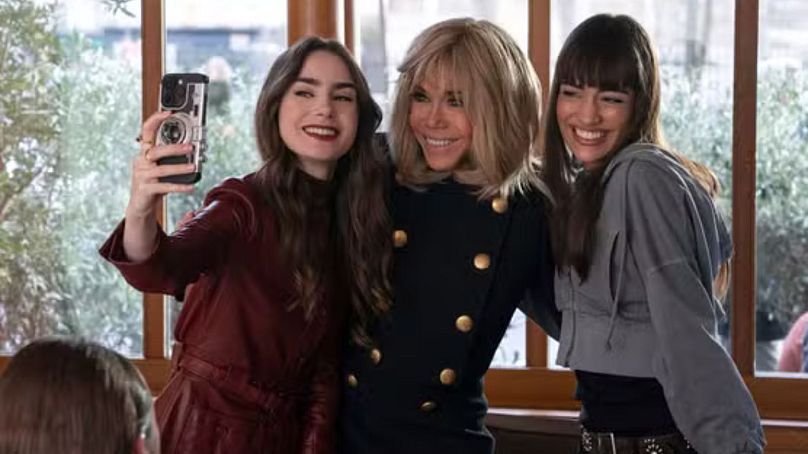 Brigitte Macron (au centre) dans Emily à Paris