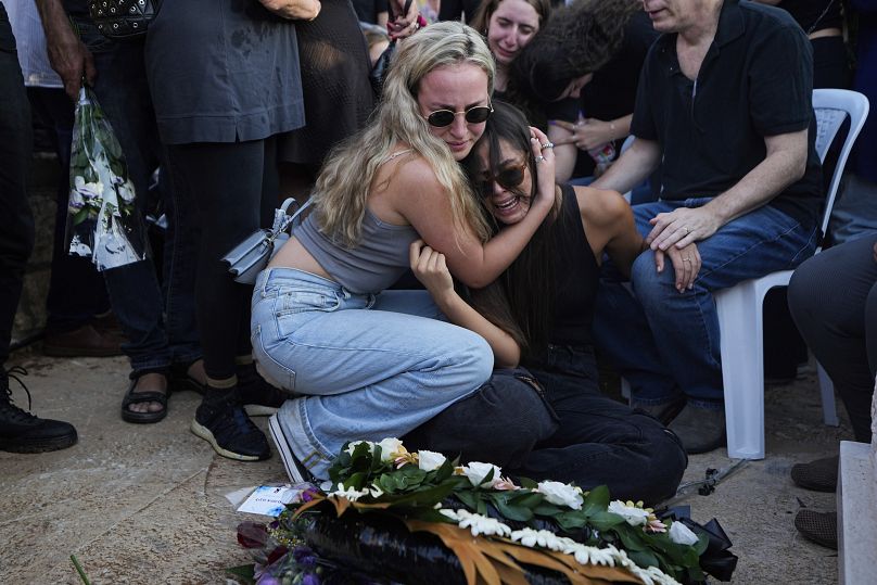 Des Israéliens pleurent près de la tombe de Maya Puder, 25 ans, lors de ses funérailles à Zikhron Yaakov, dans le nord d'Israël, le 12 octobre 2023.