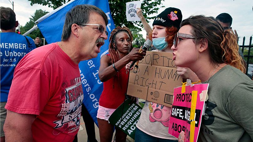 Steve Sallwasser débat avec Brittany Nickens lors de rassemblements concurrents devant Planned Parenthood of Missouri à Saint-Louis, à la suite d'une décision de la Cour suprême des États-Unis en juin 2022.