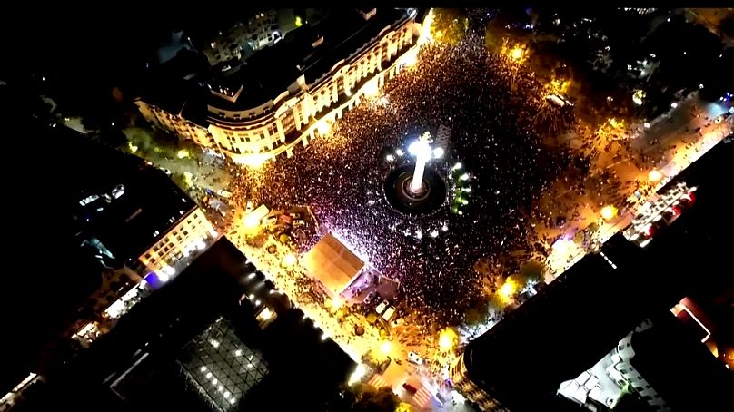 Des dizaines de milliers de manifestants pro-européens défilent à Tbilissi, le 20 octobre 2024.