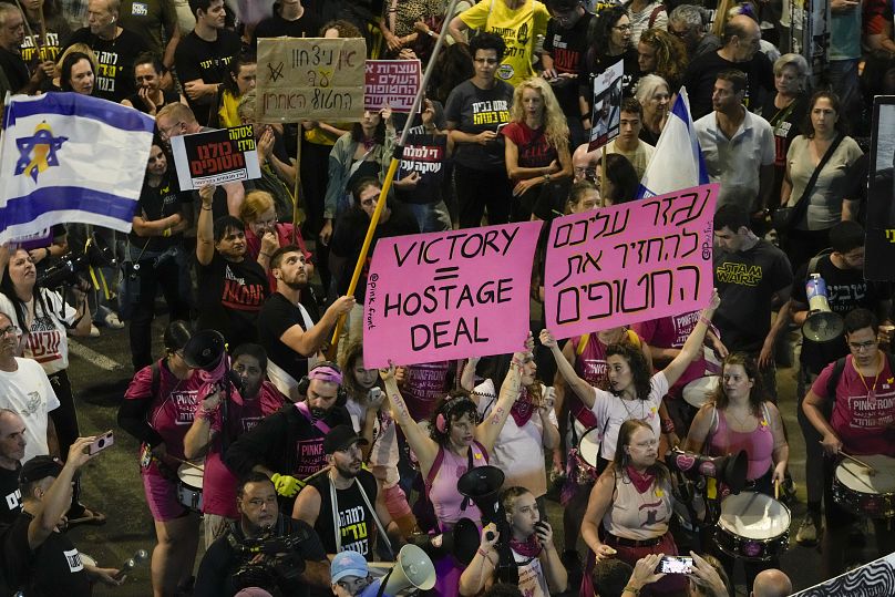 Des manifestants protestent contre le gouvernement du Premier ministre Benjamin Netanyahu et appellent à la libération des otages détenus à Gaza par le Hamas, le 19 octobre 2024.