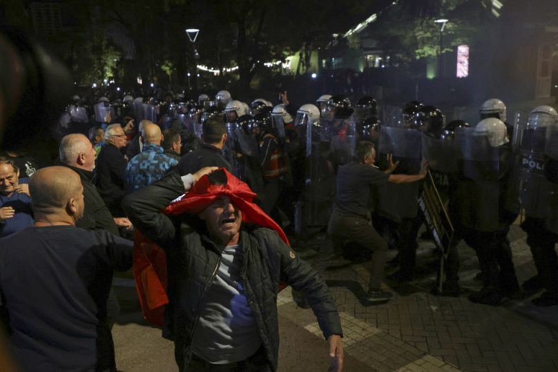 Des partisans de l'opposition affrontent la police anti-émeute lors d'un rassemblement antigouvernemental, à Tirana, en Albanie, le lundi 7 octobre 2024.