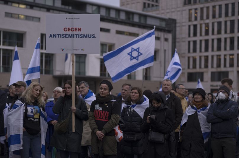 Des gens assistent à une manifestation pour protester contre l’antisémitisme et montrer leur soutien à Israël à la Porte de Brandebourg à Berlin, en Allemagne, le mercredi 2 octobre 2024.