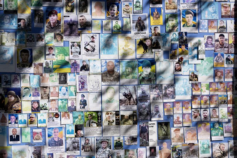 Portraits de militaires ukrainiens tués dans la guerre contre la Russie sur le mur du Souvenir à Kiev, le 14 septembre 2024