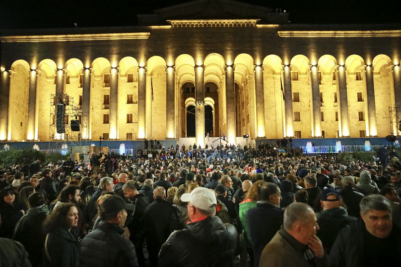 Des manifestants se rassemblent devant le bâtiment du Parlement géorgien lors d'une manifestation de l'opposition contre les résultats des élections législatives à Tbilissi, en Géorgie.