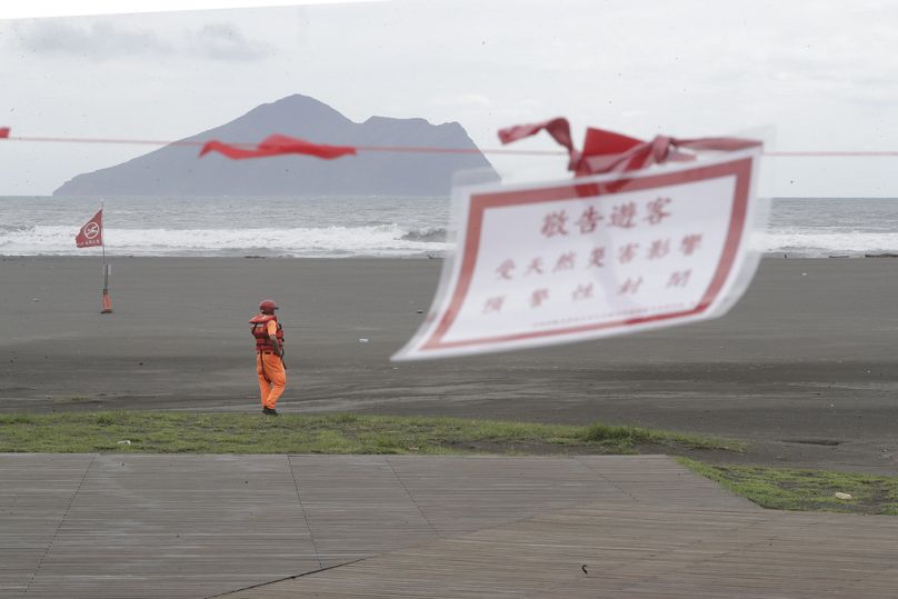 Un soldat de l'administration de la Garde côtière surveille la plage alors que le typhon Krathon s'approche de Taïwan, dans le comté de Yilan, sur la côte est de Taïwan, le mardi 1er octobre 2024. 