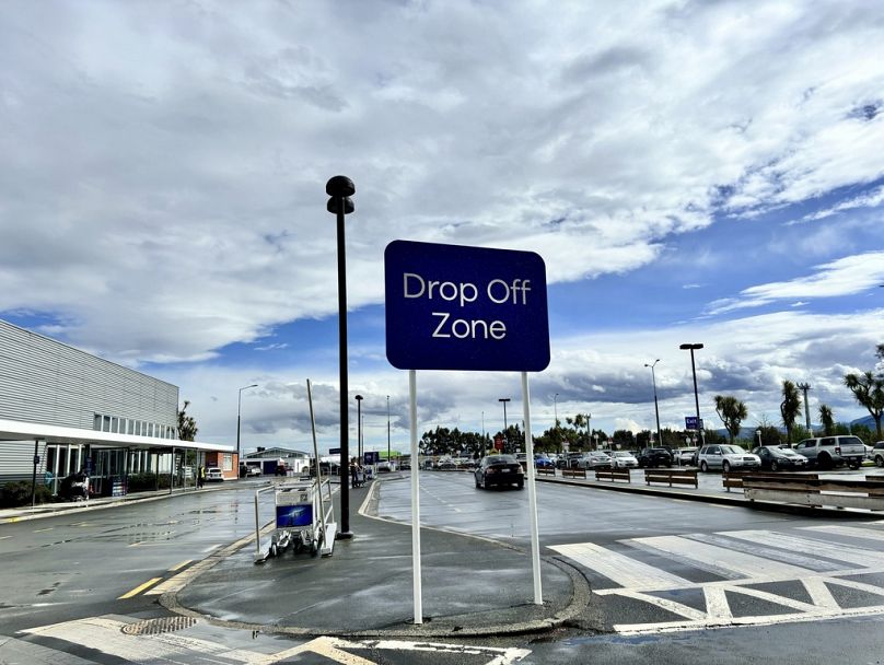 La zone de dépose de l'aéroport de Dunedin est désormais assortie d'une limite de temps pour dire au revoir