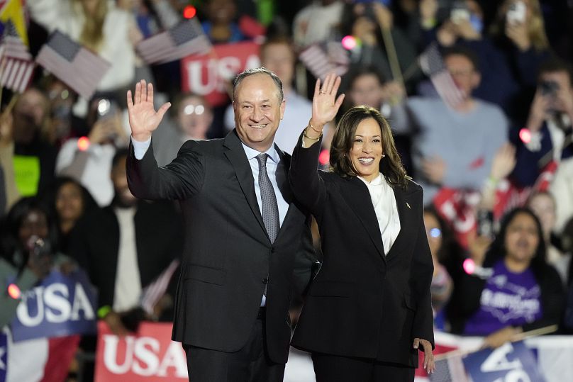 La vice-présidente Kamala Harris et son mari Doug Emhoff saluent la foule lors d'un événement de campagne à l'Ellipse près de la Maison Blanche à Washington.