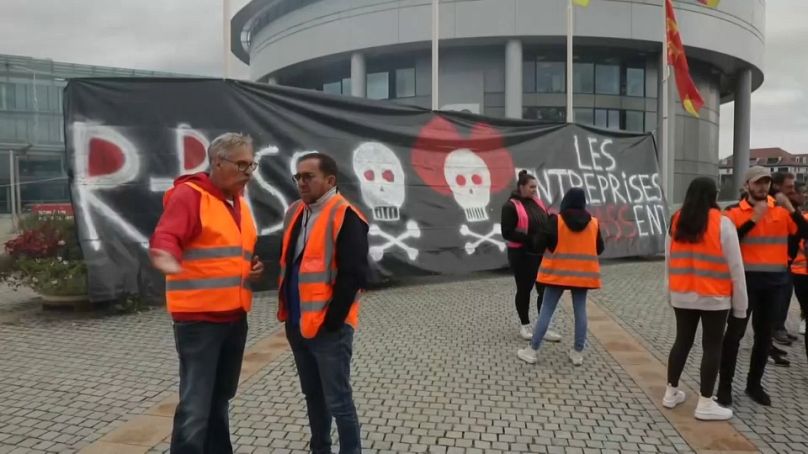 Les camionneurs alsaciens se rassemblent pour protester contre le projet de taxe poids lourds.