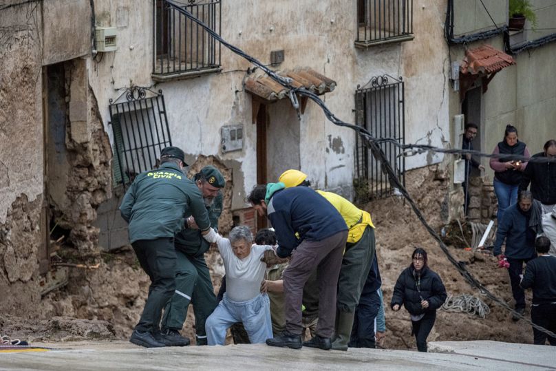 Des membres des services d'urgence et de la Guardia Civil secourent les personnes coincées dans leurs maisons après les inondations à Letur, Albacete