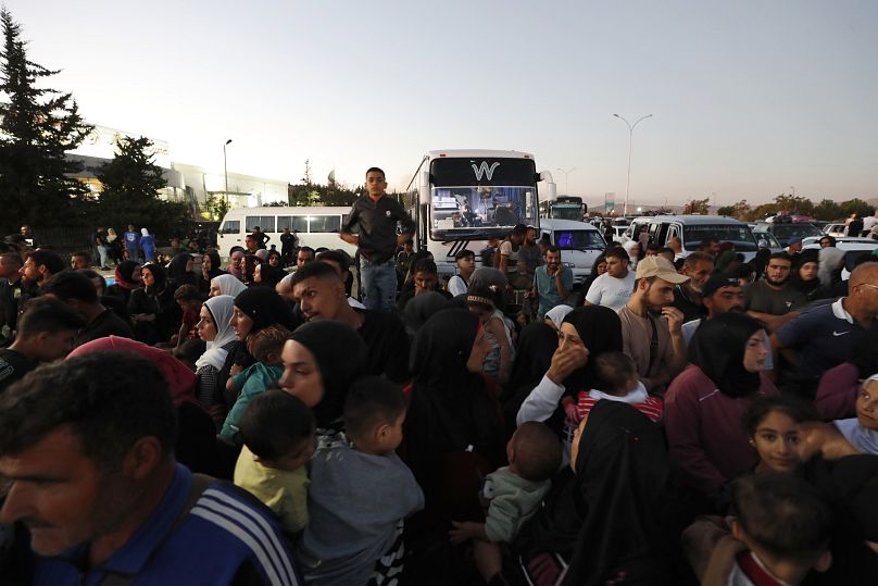 Des Syriens fuyant la guerre au Liban arrivent au poste frontière syro-libanais à Jdeidet Yabous, en Syrie.