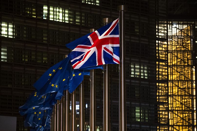 DOSSIER : Le drapeau de l’Union et les drapeaux de l’Union européenne battent au vent au siège de l’UE à Bruxelles, le 9 décembre 2020