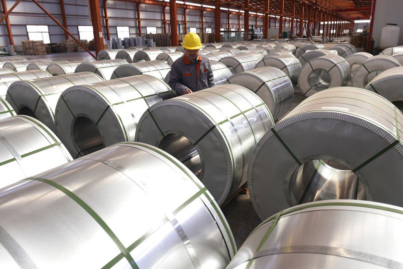 Un ouvrier vérifie des rouleaux d'aluminium dans une usine du comté de Zouping, dans la province du Shandong (est de la Chine), en avril 2018.