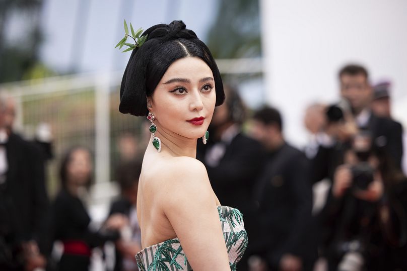 Fan Bingbing pose pour les photographes à son arrivée à la cérémonie d'ouverture et à la première du film 