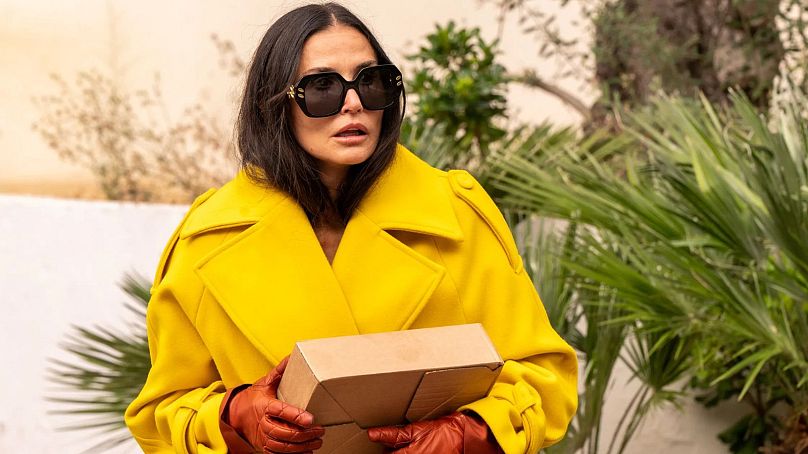 Style ET substance : le look manteau jaune convoité de Demi Moore.  