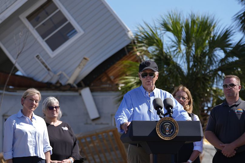 Le président Joe Biden s'exprime ensuite à St. Pete Beach lors d'une tournée des zones touchées par l'ouragan Milton, le 13 octobre 2024. 