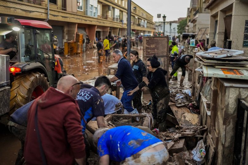 Les gens nettoient leurs maisons touchées par les inondations à Utiel