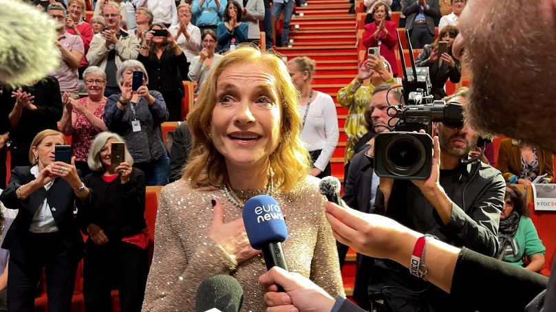 Isabelle Huppert s'entretient avec Euronews Culture lors de la cérémonie de remise des prix