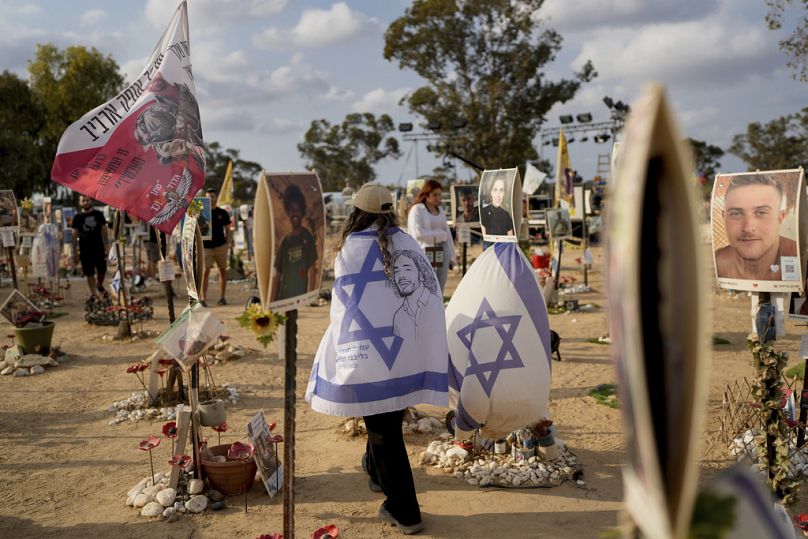 Les gens visitent le site du festival de musique Nova, où des centaines de fêtards ont été tués et enlevés par le Hamas, près du kibboutz Reim.