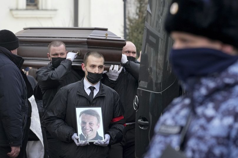 Personnes en deuil aux funérailles de Navalny à Moscou en mars