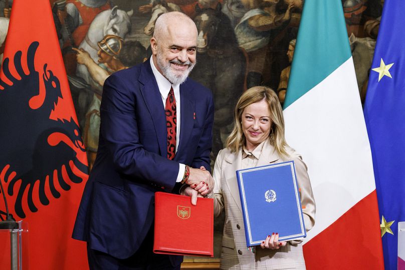 La Première ministre italienne Giorgia Meloni, à droite, et le Premier ministre albanais Edi Rama se serrent la main après la signature d'un protocole d'accord sur les centres de gestion des migrants.