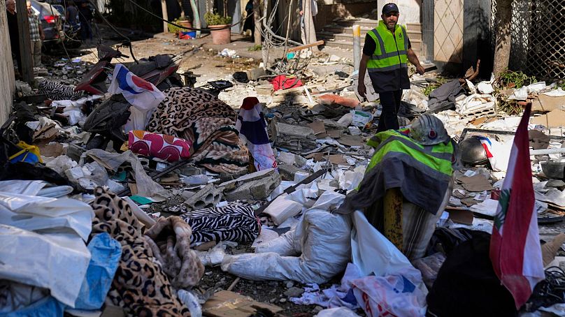 Un ambulancier du Hezbollah marche entre les débris après qu'une frappe aérienne a touché un appartement dans un immeuble à plusieurs étages, dans le centre de Beyrouth, au Liban.